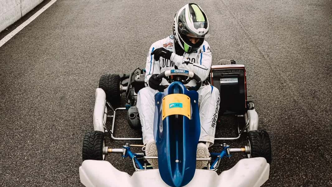 Samuel Tavenaux au volant de son kart, sur la piste